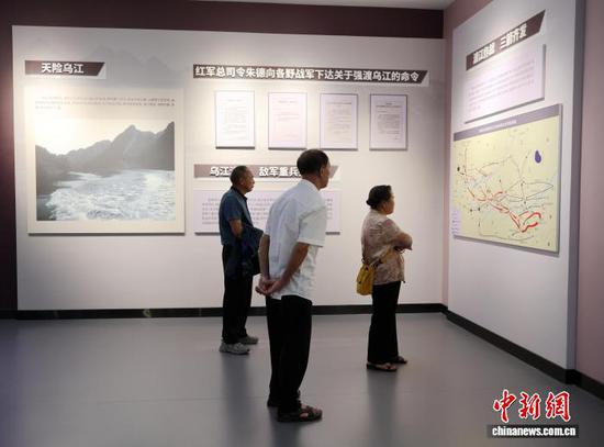 图为7月1日，游客在猴场会议纪念馆参观。中新网记者 刘美伶 摄