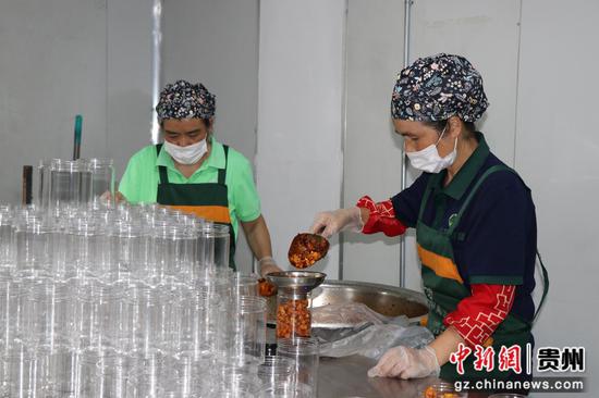 工人正在赶制订。刘娟摄