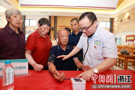 义诊活动现场。煤山镇供图 义诊活动现场。煤山镇供图
