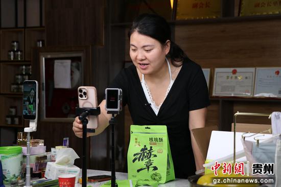 直播卖货现场。 刘娟 摄
