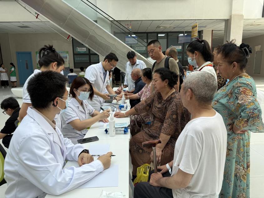 援疆优质义诊服务送到疏附群众家门口