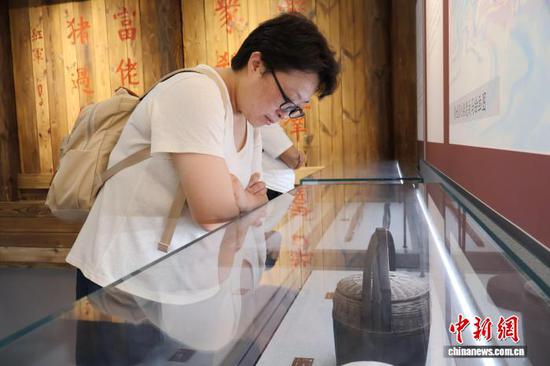 图为7月1日，游客在猴场会议纪念馆参观。中新网记者 刘美伶 摄