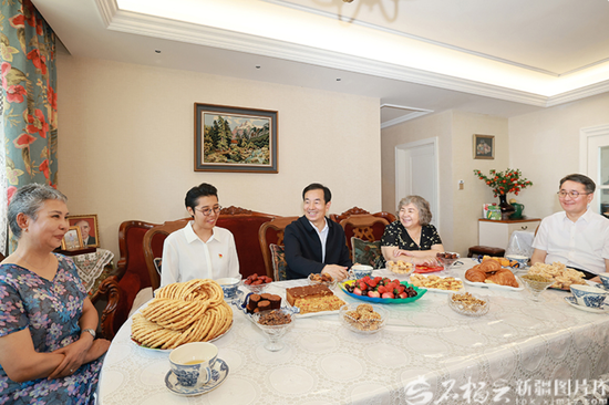 6月30日，自治区党委书记陈小江来到因公殉职干部、全国优秀共产党员加思来提·麻合苏提同志的亲属家中，详细了解工作和生活情况，向他的家人表示诚挚慰问。天山网-新疆日报记者 崔志坚摄e