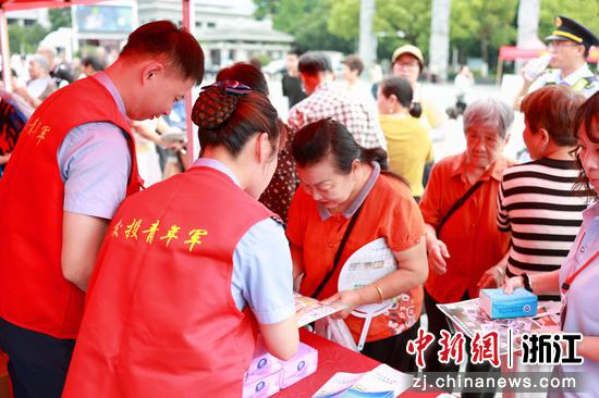 交投青年开展户外便民宣传活动。翁玮 摄 交投青年开展户外便民宣传活动。翁玮 摄