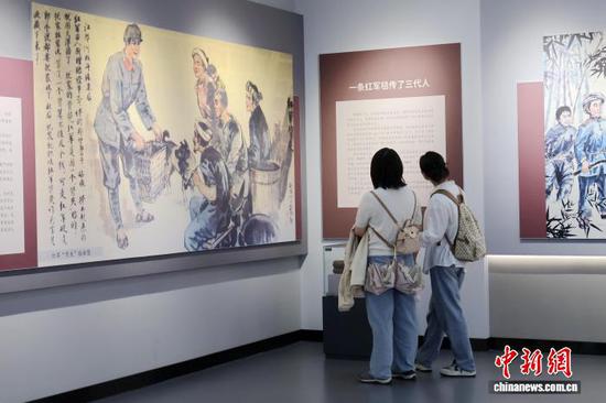 图为7月1日，游客在猴场会议纪念馆参观。中新网记者 刘美伶 摄