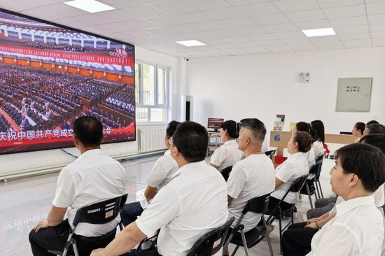 7月1日，克拉玛依区昆仑路街道博雅社区组织党员群众集中观看庆祝中国共产党成立105周年大会直播。韩瑜 摄
