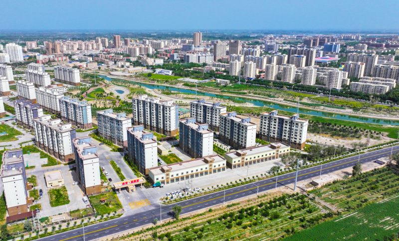 6月24日，无人机拍摄尉犁县孔雀河畔沿线风光。汪志鹏摄