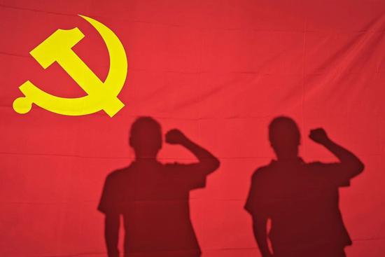 7月1日，参加克拉玛依区碧水花苑社区庆“七一”升国旗仪式活动的党员在党旗下宣誓。王智萍 摄