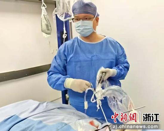 图为专家在手术中。受访者供图 图为专家在手术中。受访者供图