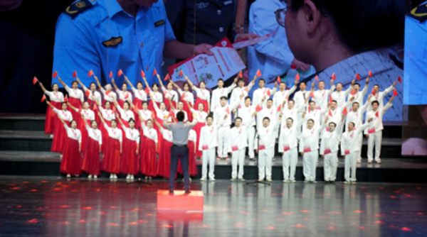 柯坪县举办“唱响新时代 共筑中国梦”庆“七一”红歌大赛暨“我们村的歌”群众歌咏比赛。艾克拜尔·买买提摄 柯坪县举办“唱响新时代 共筑中国梦”庆“七一”红歌大赛暨“我们村的歌”群众歌咏比赛。艾克拜尔·买买提摄