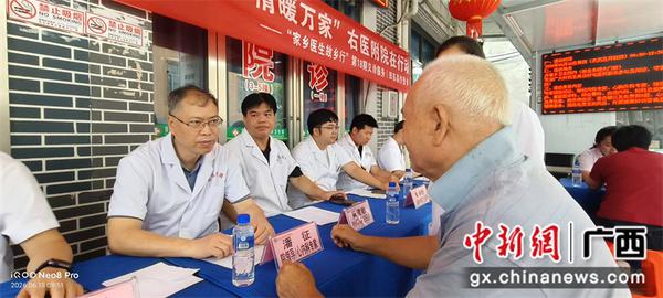 图为义诊现场。 陆小妮 摄 图为义诊现场。 陆小妮 摄