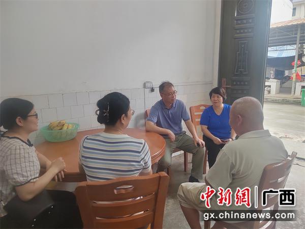 入户随访。 陆小妮 摄 入户随访。 陆小妮 摄