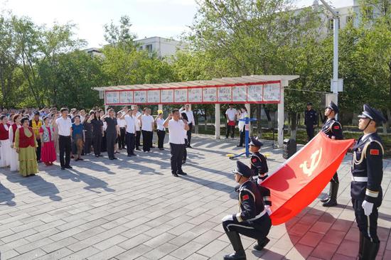 7月1日，克拉玛依区芳草家园社区辖区居民参加“我与党旗合个影”主题打卡活动。克拉玛依融媒记者 李浩然 摄