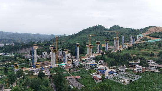 G326 毕节南环公路项目T4合同段申家寨大桥施工现场。 刘娟摄