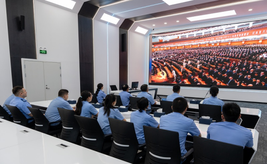 7月1日，市公安系统组织党员干部集中收看庆祝中国共产党成立105周年大会直播。图片由市公安局提供