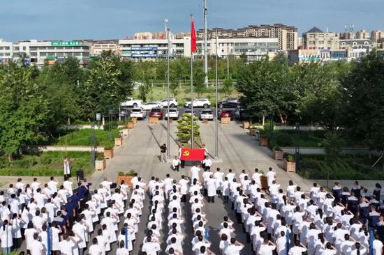7月1日，自治区人民医院克拉玛依医院（市中心医院）举行升旗仪式并在党旗下重温入党誓词。袁铭 摄