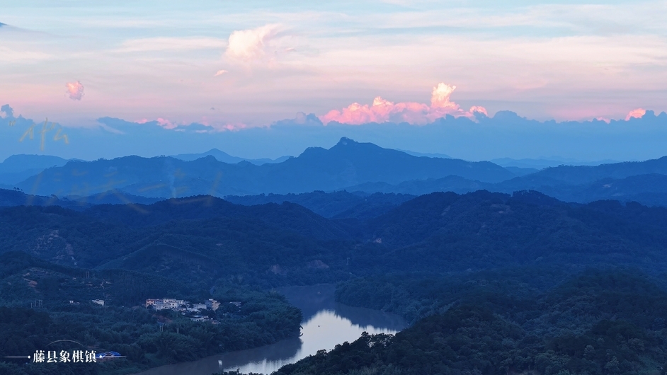 广西藤县：彩云流光如油画抹在蓝调天空