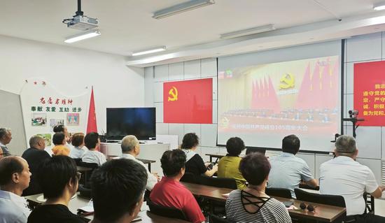 7月1日，克拉玛依区碧水花苑社区组织居民观看庆祝中国共产党成立105周年大会直播。王智萍 摄