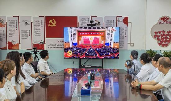 7月1日，克拉玛依区油南红光社区组织居民集中收看庆祝中国共产党成立105周年大会直播。克拉玛依融媒记者 闵勇 摄