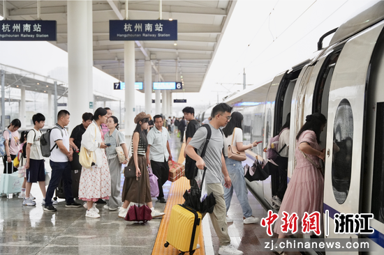 旅客在杭州南站乘车。钱宸&nbsp;摄