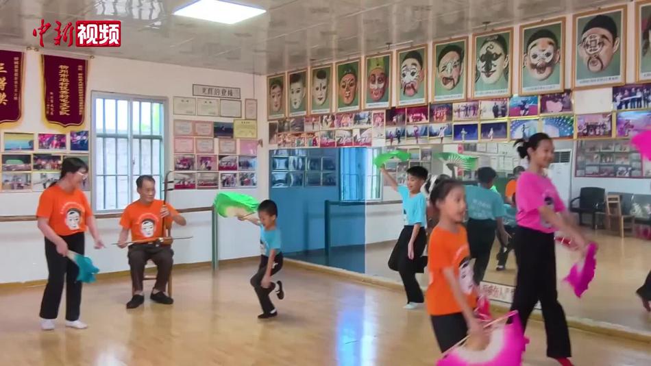 广西夫妻开设公益班 让百年彩调“返老还童”