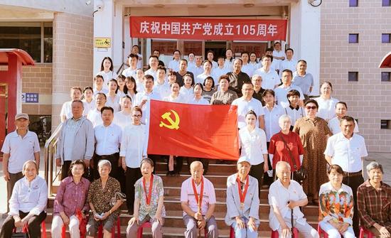 7月1日，独山子区第二社区党群服务中心、新时代文明实践站组织党员、居民群众与党旗合影，凝聚基层奋进力量。魏薇 摄