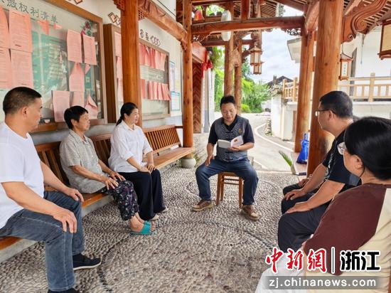 7月1日,宣讲团成员在浙江丽水景宁畲族自治县鹤溪街道敕木山村的“清风廊”里用畲语宣讲。(丽水开放大学供图) 7月1日,宣讲团成员在浙江丽水景宁畲族自治县鹤溪街道敕木山村的“清风廊”里用畲语宣讲。(丽水开放大学供图)