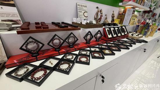 6月28日，在新疆国际会展中心投资合作专区和田展馆内的合香珠系列产品。石榴云/新疆日报记者 拍热扎提·阿不都 摄
