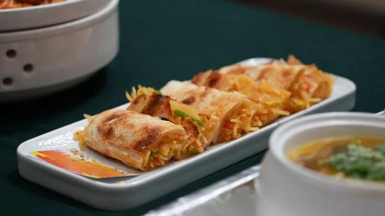 特色美食火烧卷土豆丝。 陆雷 摄