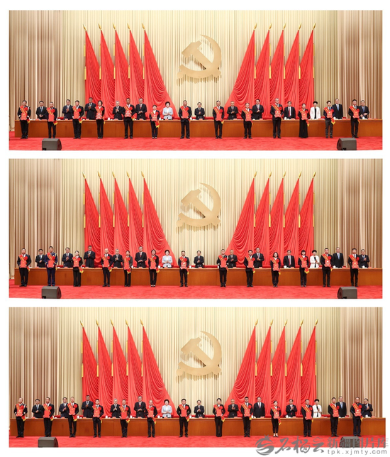 会上，自治区党委书记陈小江，自治区党委副书记、自治区主席艾尔肯·吐尼亚孜等自治区领导为受表彰的“两优一先”代表颁奖，向他们表示热烈祝贺。天山网-新疆日报记者 谢龙摄e