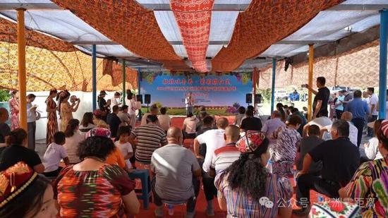 7月2日，高昌区红星片区鲜食葡萄采摘签约大会在红星片区加依村葡萄种植基地举行。阿地力 摄
