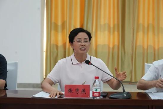 张秀燕介绍“天津妈妈新疆娃”结亲助学活动的开展情况。阿卜力克木·依卜拉依木 摄