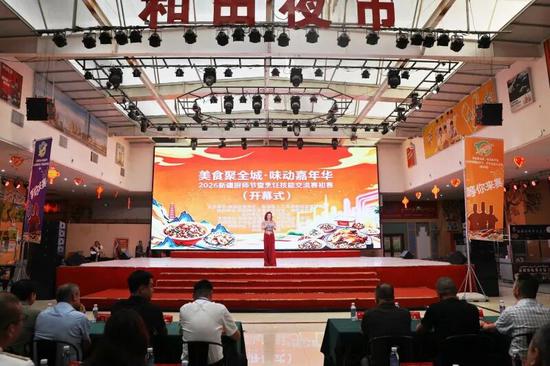 6月30日，“美食聚全城·味动嘉年华”2026新疆厨师节暨烹饪技能交流赛初赛（和田站）比赛在和田夜市（环湖店）举行。 胡礼政 摄