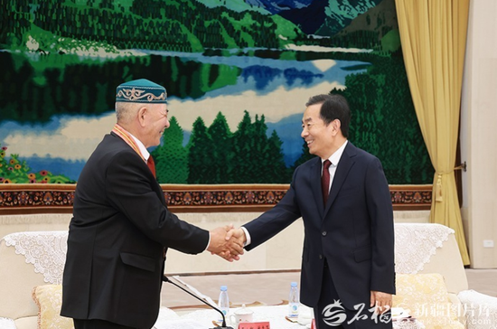会前，自治区党委书记陈小江会见“七一勋章”获得者吾哈斯·苏来曼。天山网-新疆日报记者 崔志坚摄e