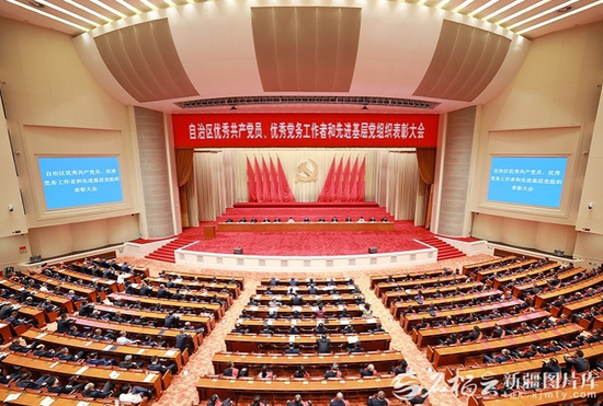 7月2日，自治区优秀共产党员、优秀党务工作者和先进基层党组织表彰大会在新疆人民会堂召开，自治区党委书记陈小江出席会议并讲话。天山网-新疆日报记者 崔志坚摄