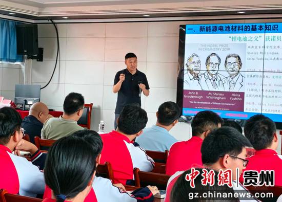 图为九三学社贵阳市委副主委（兼）、贵阳学院材料科学与工程学院副院长王壹开展科普进校园讲座。