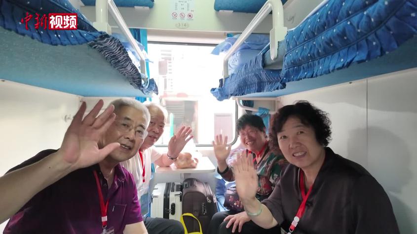 “夜行日游”不折腾！两千余名中老年人坐着专列去新疆