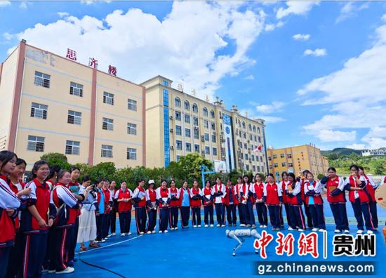 图为帮扶团队专家在乌蒙山学校为学生展示机器狗操作。