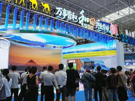 和田展馆前众多客商驻足了解。阿的拉 摄
