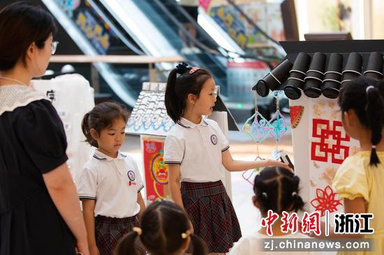 　　图为：宁波市实验幼儿园三个园区及高塘幼儿园12个大班的孩子，用300余件创意作品，为三年幼儿园时光写下生动注脚。中新社发 夏迎生 摄