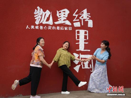 7月4日,贵州省凯里市苗侗风情园内,游客在绣里淘非遗集市“打卡”拍照。中新社记者 周燕玲 摄 7月4日,贵州省凯里市苗侗风情园内,游客在绣里淘非遗集市“打卡”拍照。中新社记者 周燕玲 摄