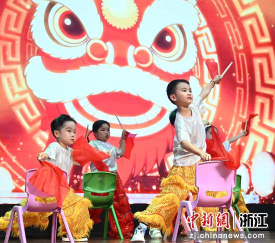 
图为：杭州市锦绣幼儿园小朋友进行毕业表演。中新社记者 王刚 摄
