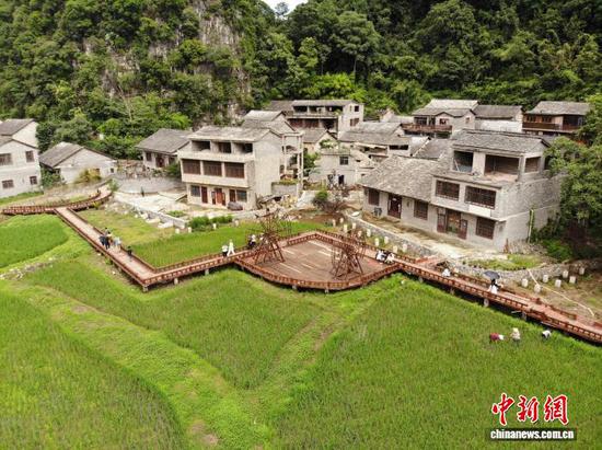 图为7月4日,航拍贵州省安顺市镇宁布依族苗族自治县高荡村。石小杰 摄 图为7月4日,航拍贵州省安顺市镇宁布依族苗族自治县高荡村。石小杰 摄