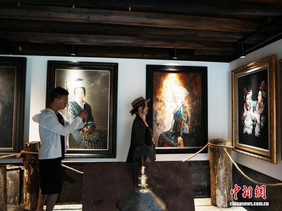 2026年6月,游客在贵州雷山县乌东苗寨“大山里的美术馆”参观拍照。中新社记者 周燕玲 摄 2026年6月,游客在贵州雷山县乌东苗寨“大山里的美术馆”参观拍照。中新社记者 周燕玲 摄