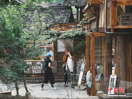 2026年6月,游客在贵州雷山县乌东苗寨游玩参观。中新社记者 周燕玲 摄 2026年6月,游客在贵州雷山县乌东苗寨游玩参观。中新社记者 周燕玲 摄