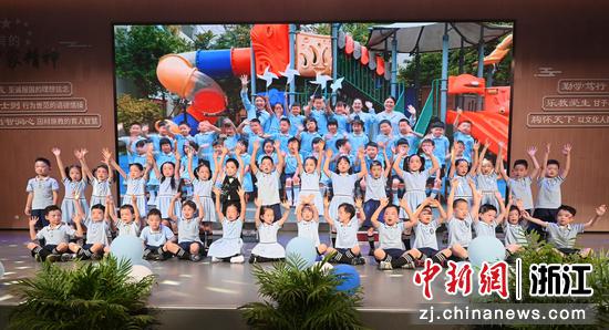 图为：杭州市丁信幼儿园名景园区大班毕业典礼中，孩子们活力演绎。中新社发 徐彦 摄