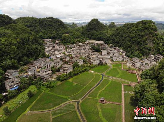 图为7月4日,航拍贵州省安顺市镇宁布依族苗族自治县高荡村。石小杰 摄 图为7月4日,航拍贵州省安顺市镇宁布依族苗族自治县高荡村。石小杰 摄