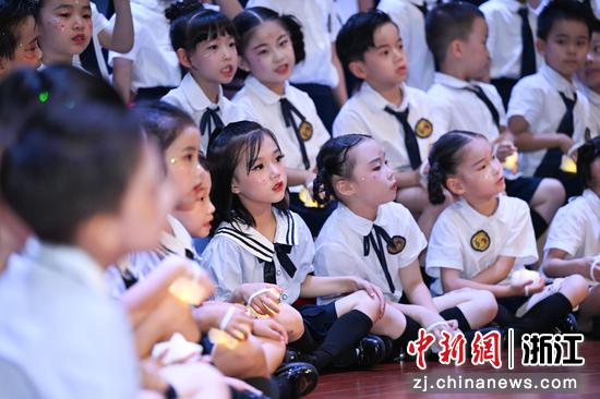 
图为：杭州市锦绣幼儿园小朋友进行毕业表演。中新社记者 王刚 摄