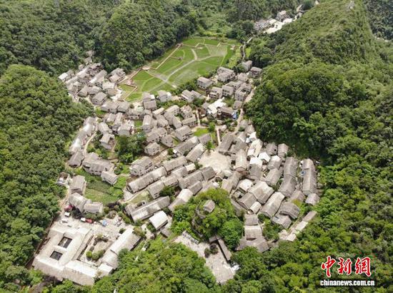 图为7月4日,航拍贵州省安顺市镇宁布依族苗族自治县高荡村。石小杰 摄 图为7月4日,航拍贵州省安顺市镇宁布依族苗族自治县高荡村。石小杰 摄