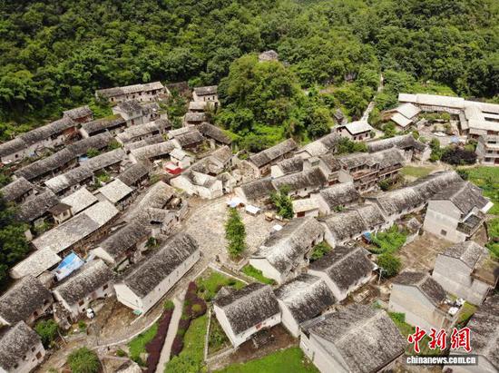 图为7月4日,航拍贵州省安顺市镇宁布依族苗族自治县高荡村。石小杰 摄 图为7月4日,航拍贵州省安顺市镇宁布依族苗族自治县高荡村。石小杰 摄